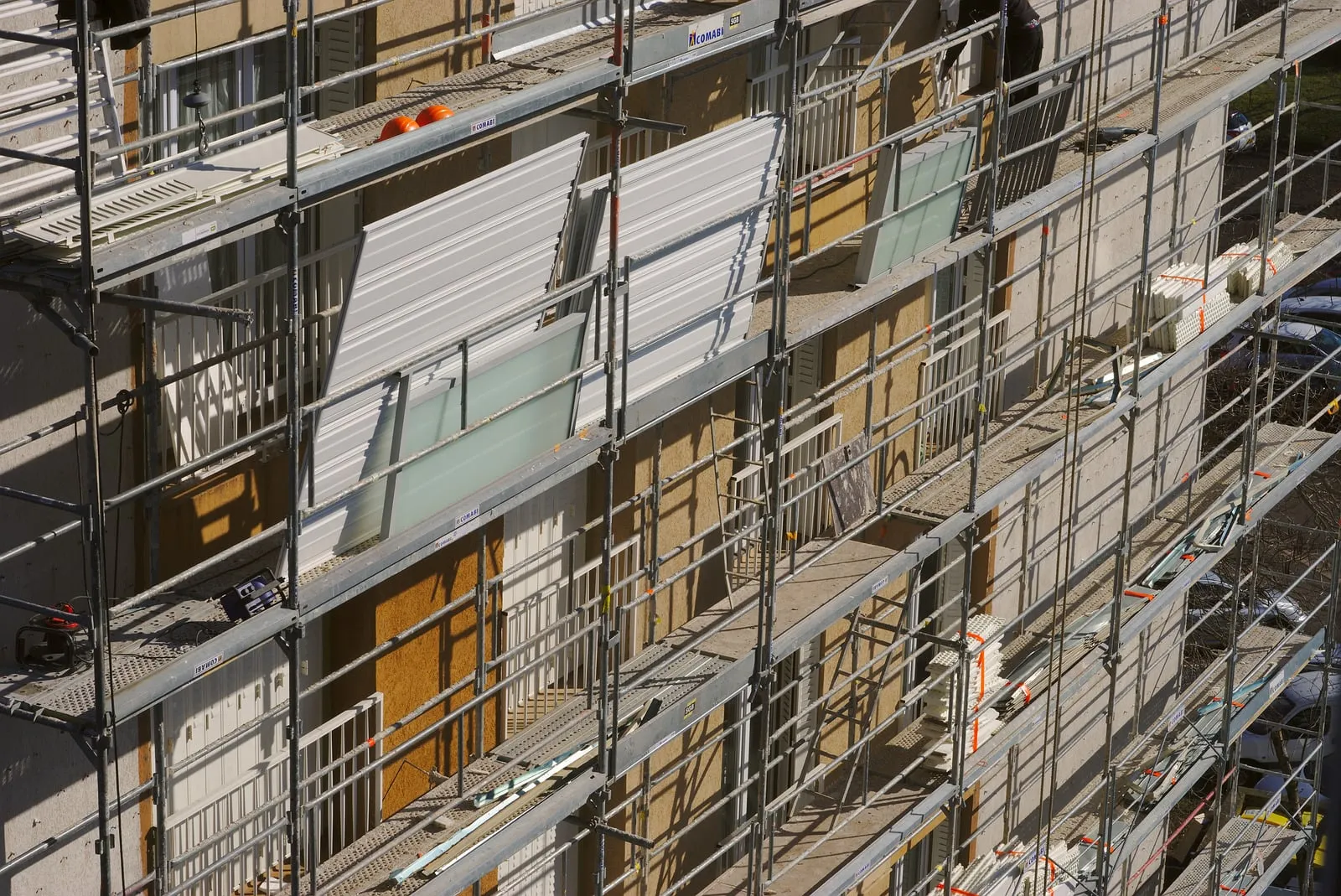 Stillads foran en etageboligblok, der er under renovering